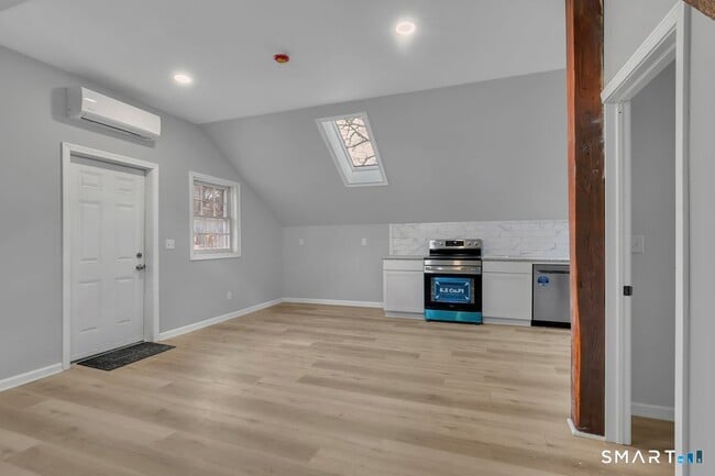 Building Photo - 196 Hartford Rd