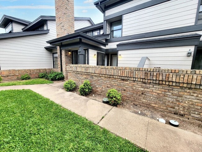Building Photo - Modern and Cozy 2/BR 2/BA Home in Gated Co...