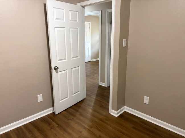 Building Photo - 812 Leacrest Ave