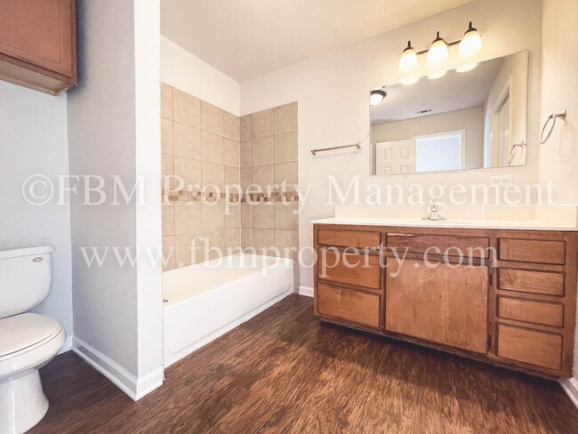 Building Photo - Beautiful 3 Bedroom, 2 Bathroom Home in En...