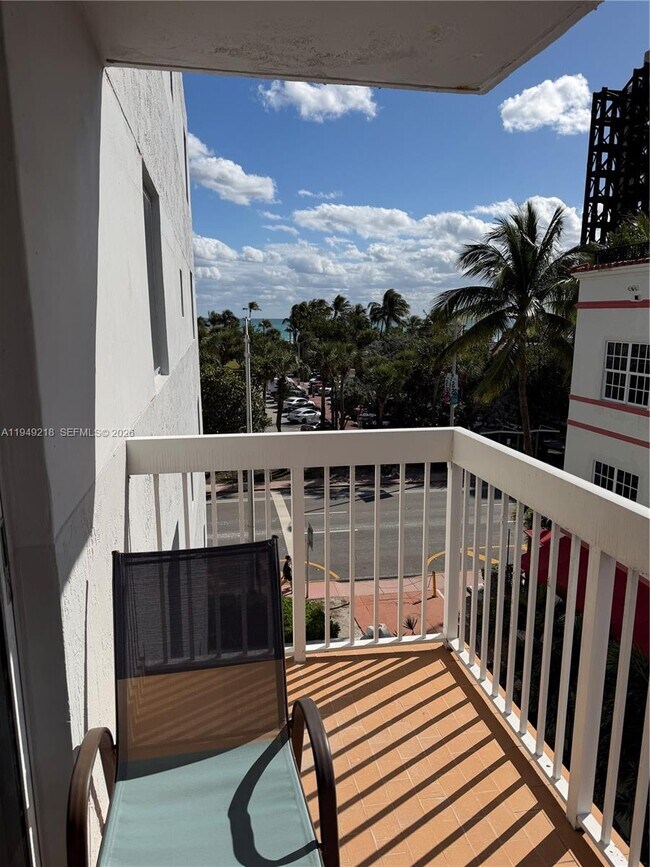 Foto del edificio - 3588 Collins Ave