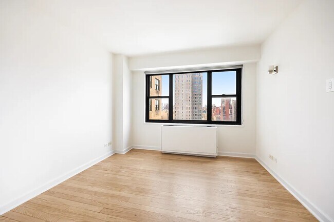 Building Photo - 345 E 80th St