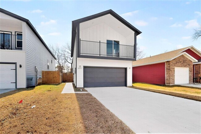 Foto del edificio - Newer Build with Open Concept, Balcony & Backyard