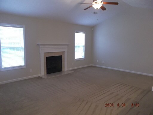 Building Photo - This Divine 3 Bedroom 2 Bathroom Home Is R...