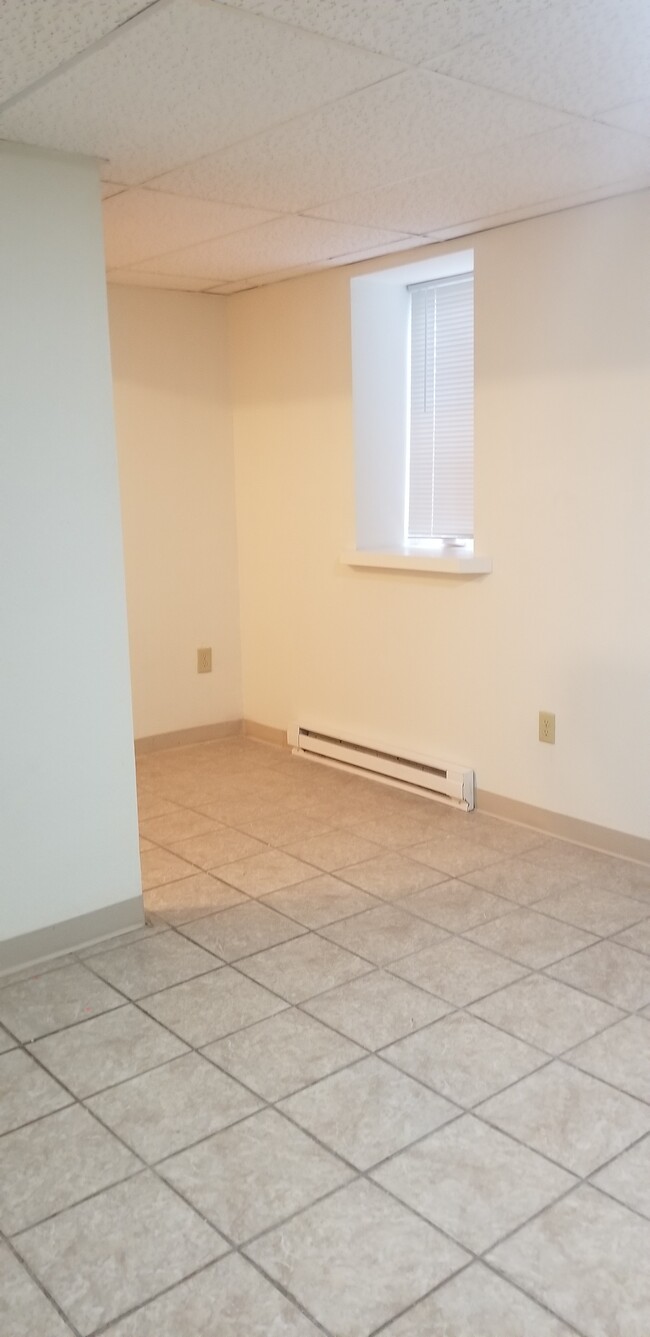 bedroom w/ egress window - 112 N 13th St