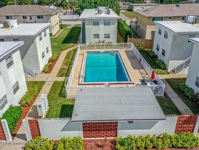 Foto del edificio - 651 Palm Dr