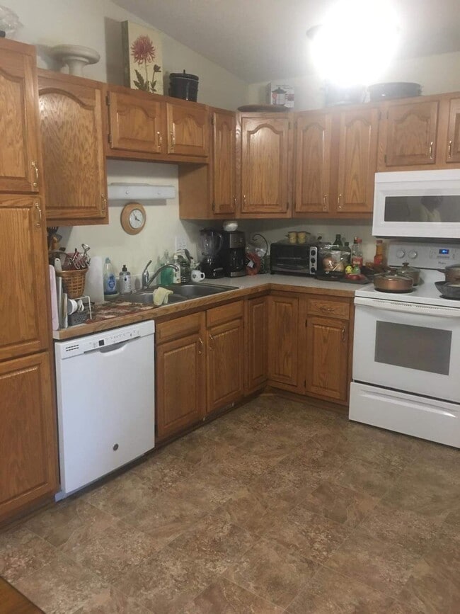 Kitchen - 9092 Goldenrod Ln N