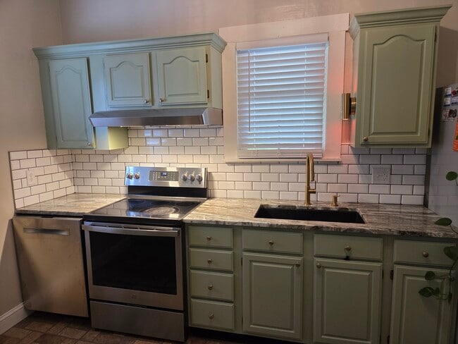Kitchen - 905 E Holston Ave