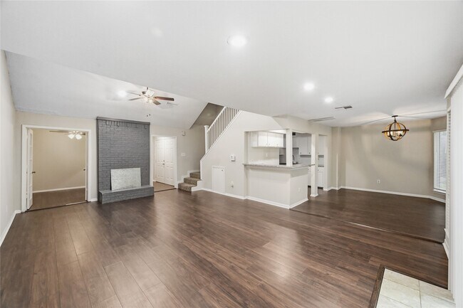 Foto del edificio - 5106 Spruce Forest Dr