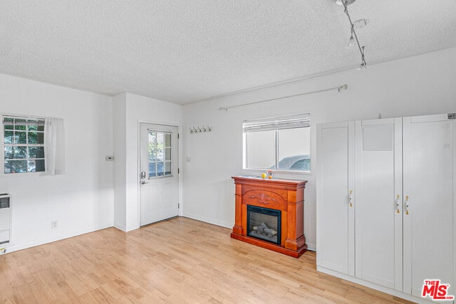 Building Photo - 1352 Ocean Park Blvd