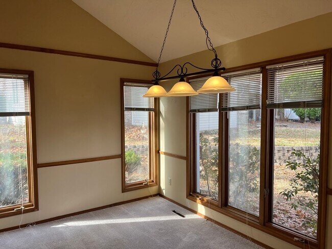 Foto del edificio - Soaring Ceilings in Lakewood Village Duplex