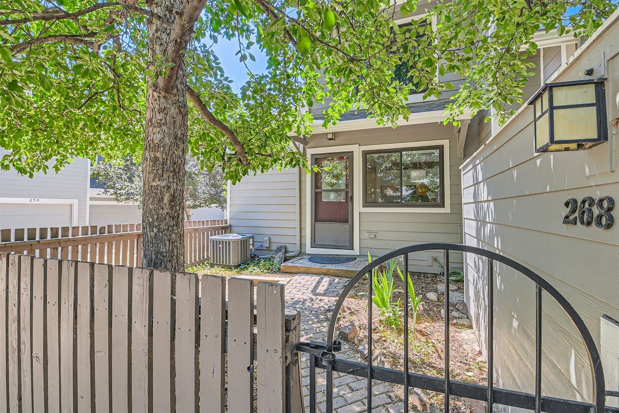 Charming Townhome in Louisville! - Charming Townhome in Louisville!