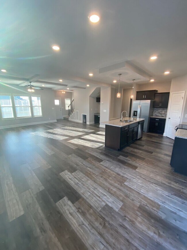 Building Photo - Move in with credit approval