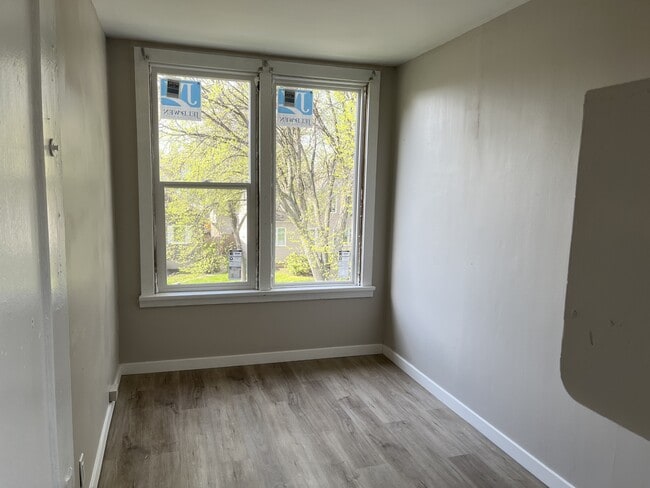 Photo du bâtiment - 203 Yale Ave E