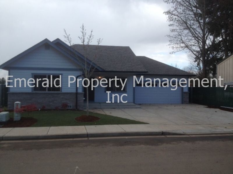 NEW 3 bedroom house in an area of new homes House Rental in