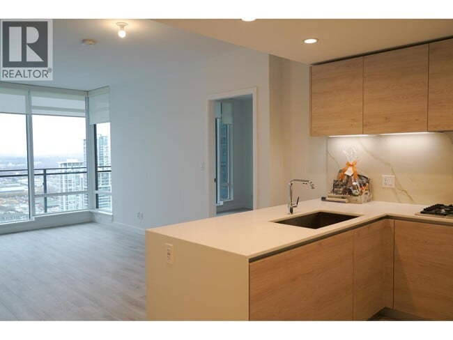 Building Photo - 2085-2085 Skyline Dr