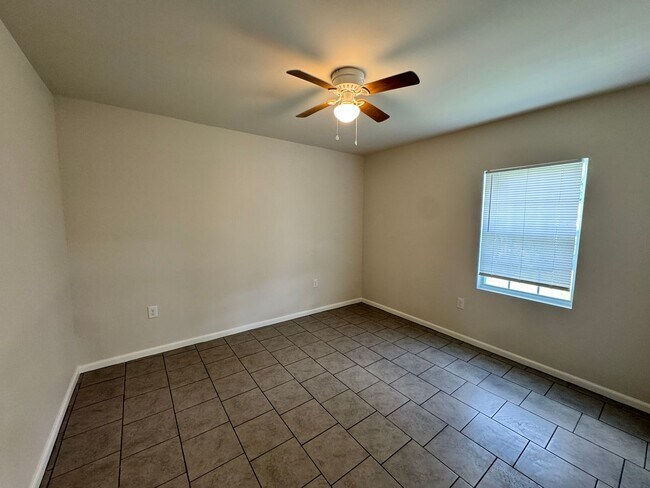 Building Photo - 3 Bedroom / 2 Bathroom Modern House