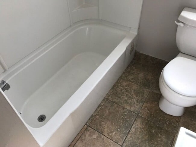 Building Photo - 3 Linn St