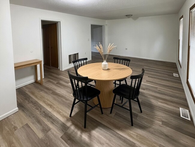 Building Photo - 4 Bed / 2 Full Bath Two-Story Home — Fresh Paint, New Flooring, Detached Garage