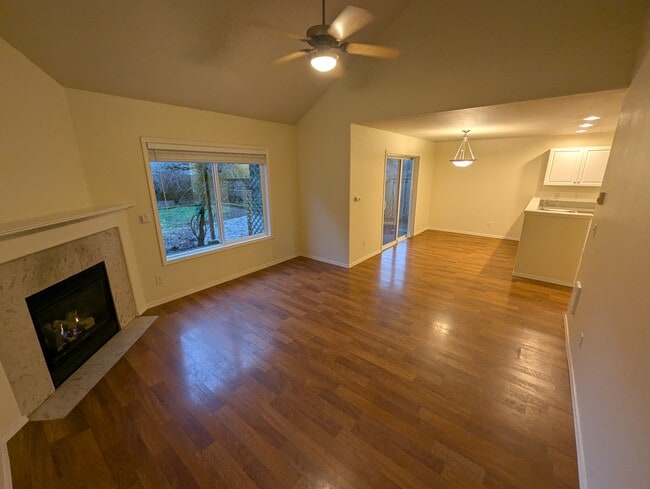 Building Photo - 3144 SE Sternwheeler Dr