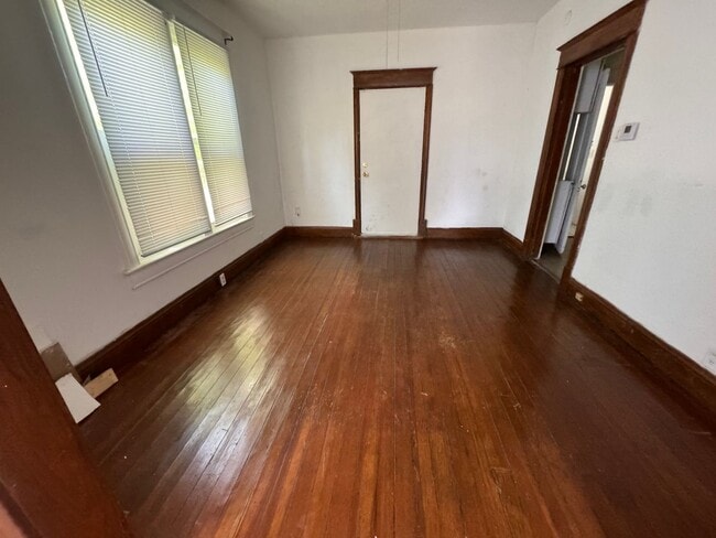 Building Photo - 3 bedroom 2 bathroom house. $1050.00