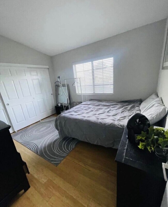 Foto del edificio - TOP FLOOR 2 BEDROOM FULLY FURNISHED CONDO