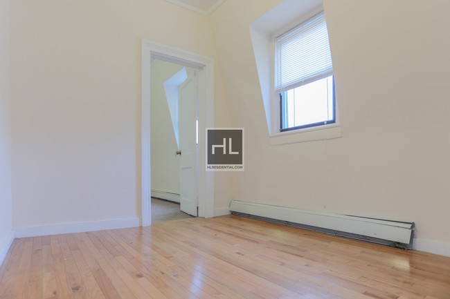 Building Photo - 2 Bedroom Apartment All Utilities Included