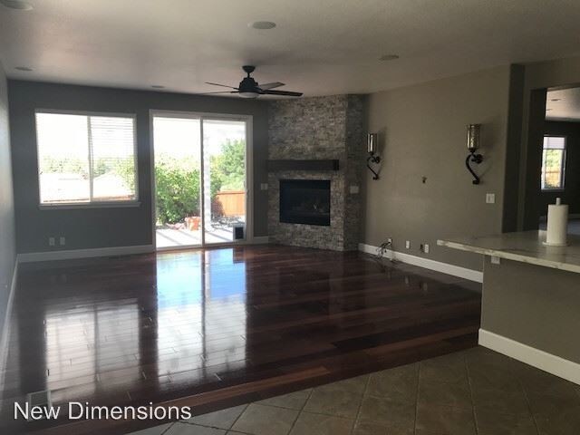 Foto del edificio - 5865 E Hidden Valley Dr