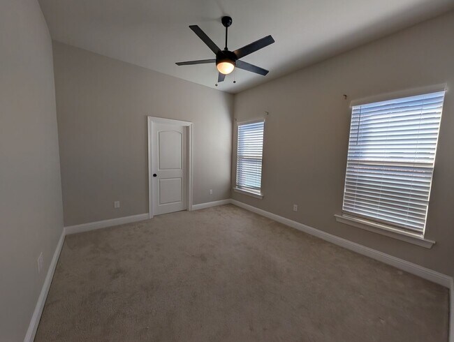 Building Photo - Legacy Pointe 3/3 Charmer