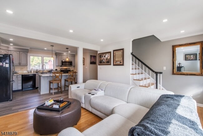 Building Photo - 23 Lois Ave