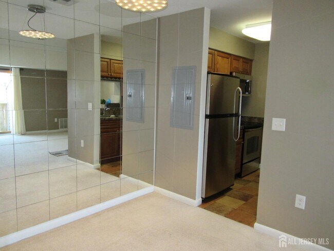 Foto del edificio - 1608 Ravens Crest Dr