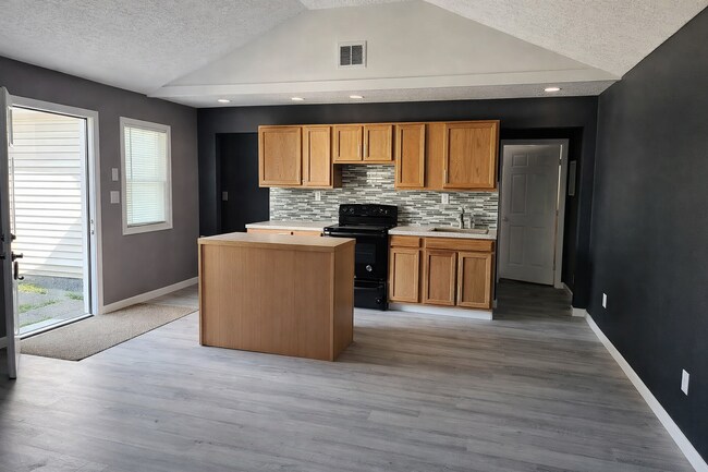 Building Photo - 1009 N Gladstone Ave