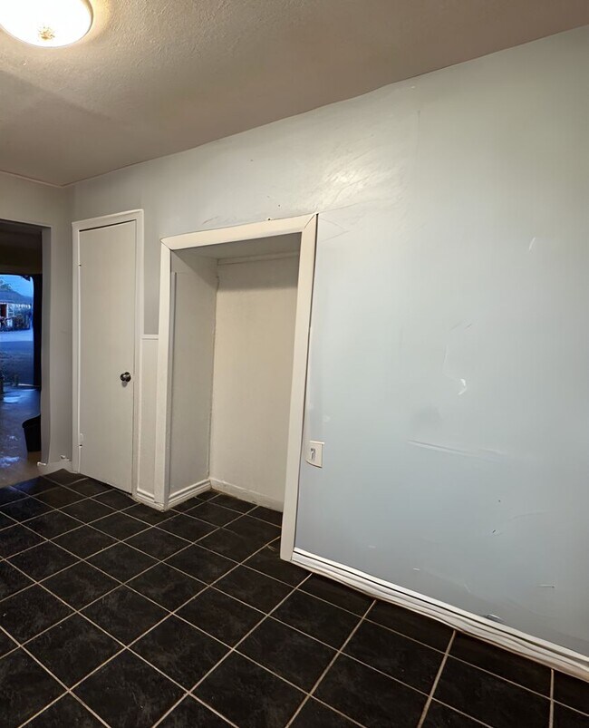 Building Photo - Coming Soon!!! Remodeled 2/1 in Great Location!