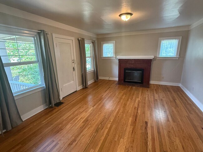 Foto del edificio - Charming 2BR/1BA Campus House