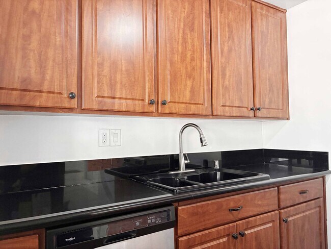 Foto del edificio - Bright 4BR Home with Solar, Spacious Yard ...
