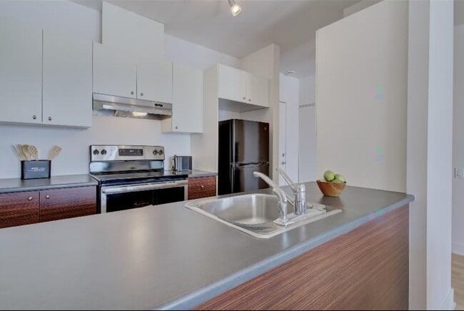Building Photo - 4600-4600 Av. Colomb
