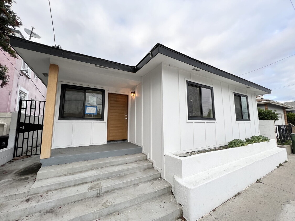 Primary Photo - Modern Pet-Friendly Hawthorne Home With Ga...