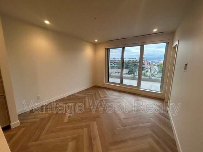 Building Photo - 3340-3340 Lakeshore Rd