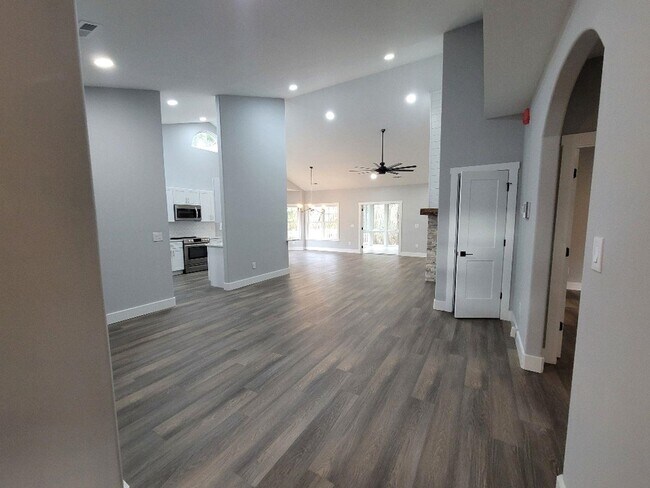 Building Photo - 516 June Bug Ct