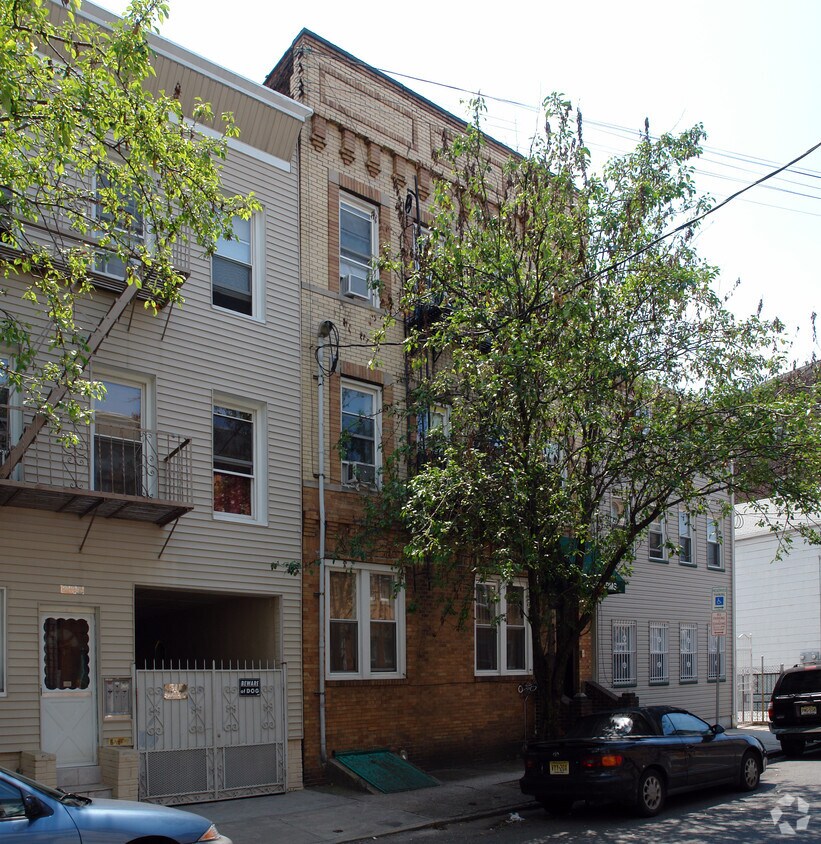 Building Photo - 313 E Kinney St