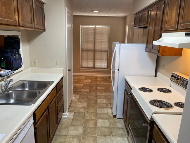 Building Photo - 2255 Thousand Oaks Dr