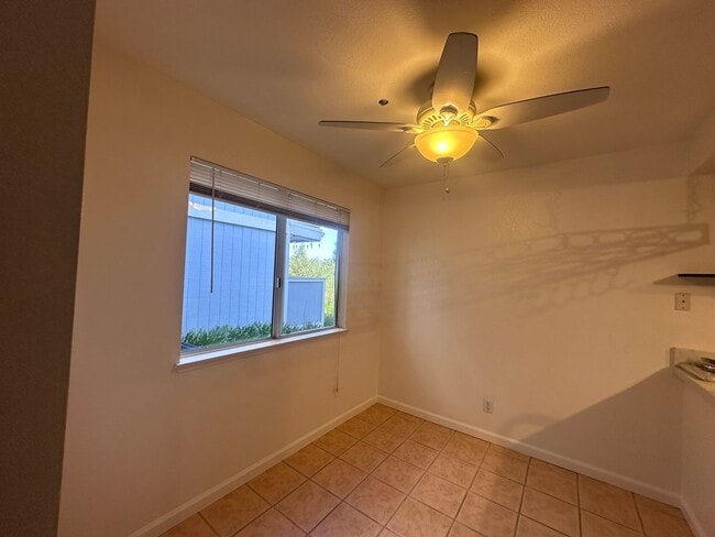 Building Photo - Spacious One Bedroom Condo w/ Mountain Views!
