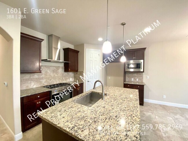 Foto del edificio - $2,350 3 Bedroom  with office and  Solar- ...