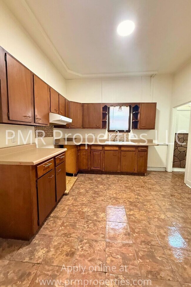 Building Photo - 2 Bedroom/ 1 Bathroom House
