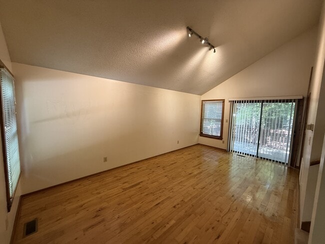 Building Photo - 113 S Peak Dr