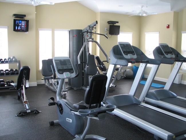 Gimnasio con pesas libres y máquinas de entrenamiento cardiovascular - South Oak Crossing Apartments