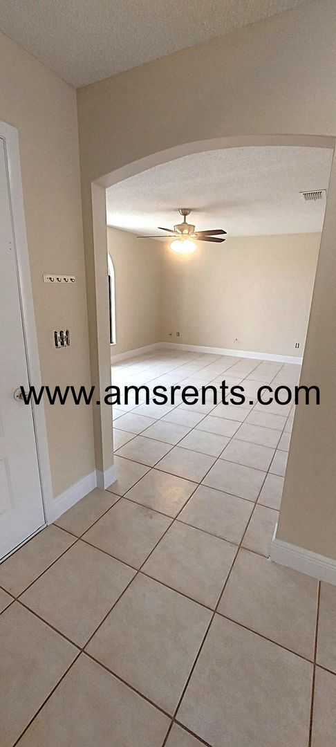 Building Photo - 4 bedroom Home in Kissimmee