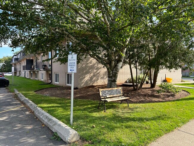 Photo du bâtiment - Skyway Estate Apartments