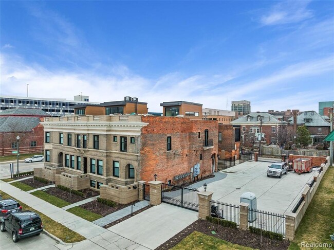Building Photo - 209 Erskine St