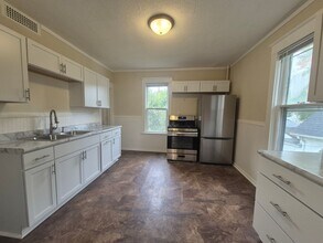 Building Photo - 877 Clark St N